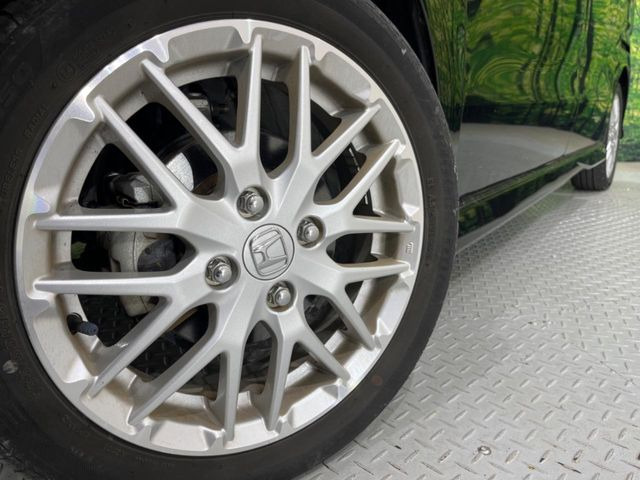 【純正15インチアルミホイール】外観にマッチした純正アルミホイールを装着しております。各種社外アルミホイールや、スタッドレスタイヤも取扱いしております。是非ご相談ください♪