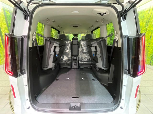 ���i�̂���������ʋ΁A���}���ɏ\���ȉ׎��X�y�[�X���m�ۂ��Ă���܂��B�Z�J���h�V�[�g��|���ƁA�傫�ȉו��̐ύڂ��\�ł���