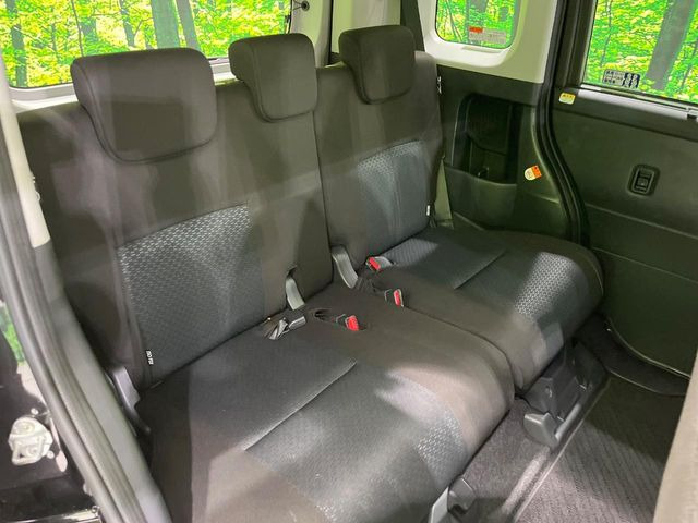 後部座席も気になるようなキズ・汚れやへたり等、大きなダメージはなく、良好な状態です。