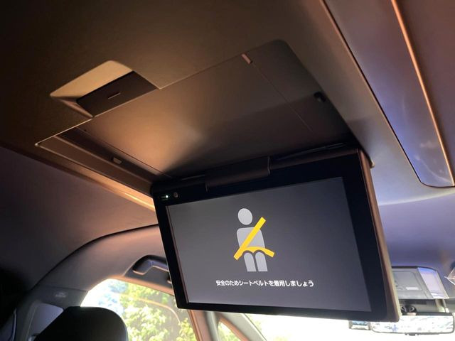 【フリップダウンモニター】大画面モニターで後席でもエンタメをお楽しみいただけます。小さなお子様にも大人気の装備です♪