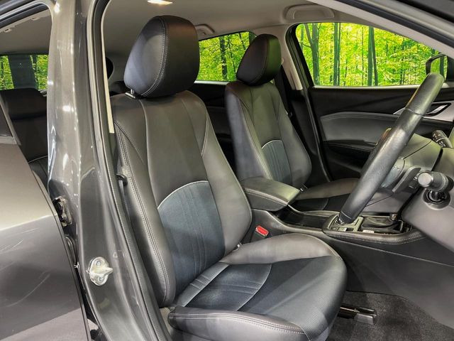 運転席まわりには十分なスペースがあり、大柄な方でもゆったり運転していただける環境です。