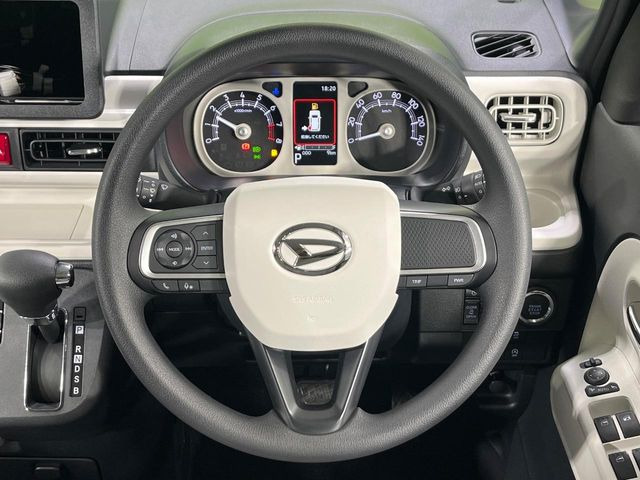 �C���e���A�ɍ��킹���f�U�C���̃X�e�A�����O�́A�^�]�������̂��Ƃ��l���A�^�]���₷���`��A�傫���ł��B�����x�A���ۂɐG���Ă��m���߂��������B