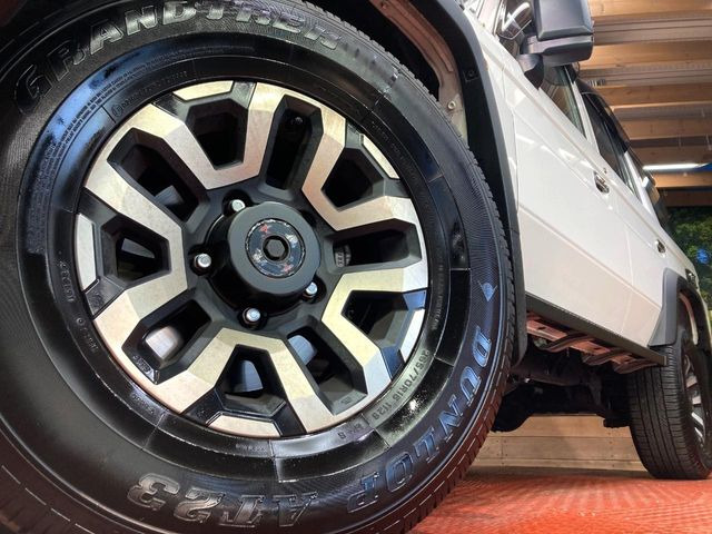 �y����16�C���`�A���~�z�C�[���z�O�ςɃ}�b�`���������A���~�z�C�[���𑕒����Ă���܂��B�e��ЊO�A���~�z�C�[����A�X�^�b�h���X�^�C�����戵�����Ă���܂��B���񂲑��k����������