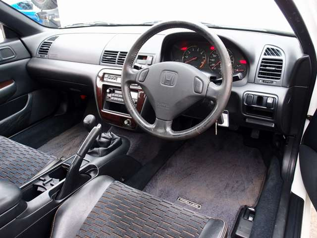 �������Y��Ƀ��[���N���[�j���O�ς݂ƂȂ�܂��B���΂��̌��ȏL����F���܂̏L����������܂���B����]�ɉ�����RECARO���Ȃǂ̃X�|�[�c�V�[�g�ɕύX���\�ł��B���C�y�ɂ����k�������܂�