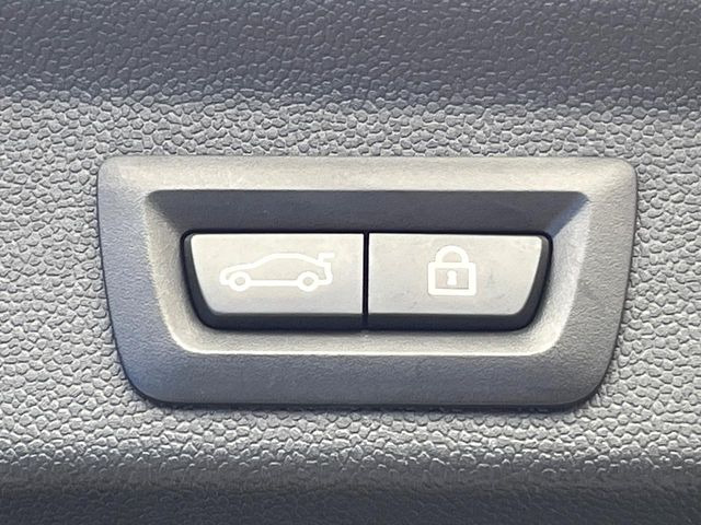 ●電動リアゲート:ワンタッチでリアゲートの開閉ができ、荷物などで両手が塞がっている状態でも簡単に開閉ができる便利機能です。