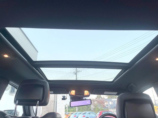 ●パノラマミックガラスルーフ:大迫力のパノラマルーフは、後部座席にまで続いており、開放的な空間をお楽しみいただけます。