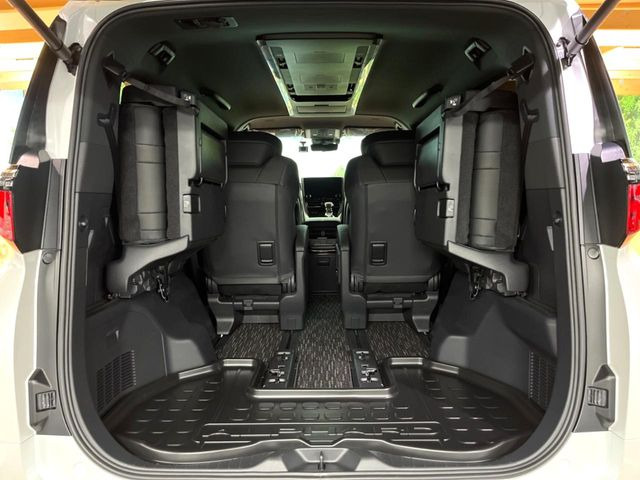 後席を格納すると、これだけの広さが!シーンに合わせたシートアレンジで、大きな荷物も積むことが出来ます♪