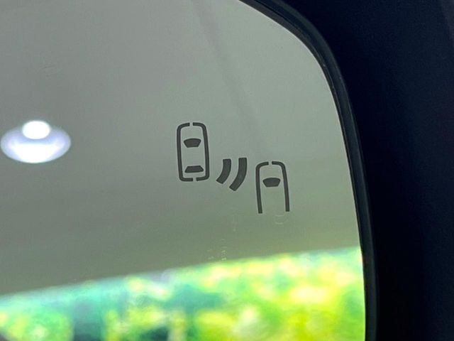 【ブラインドスポットモニター】走行中、ドアミラーの死角になりやすい箇所に後続車が接近するとサイドミラーのレンズに警告を表示!ドライバーに注意喚起をしてくれます。