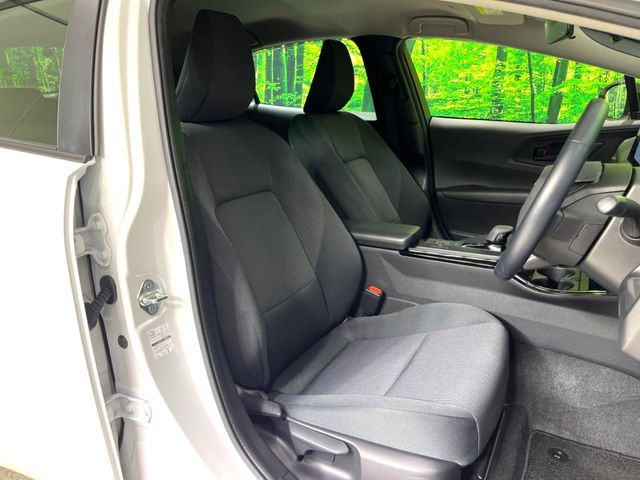 運転席まわりには十分なスペースがあり、大柄な方でもゆったり運転していただける環境です。