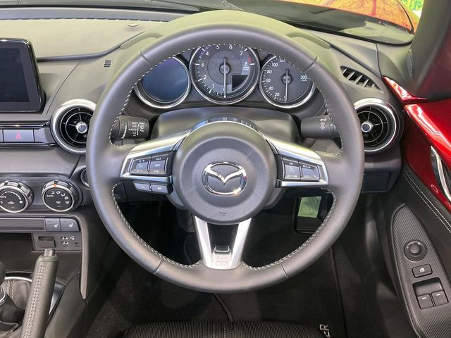 �C���e���A�ɍ��킹���f�U�C���̃X�e�A�����O�́A�^�]�������̂��Ƃ��l���A�^�]���₷���`��A�傫���ł��B�����x�A���ۂɐG���Ă��m���߂��������B