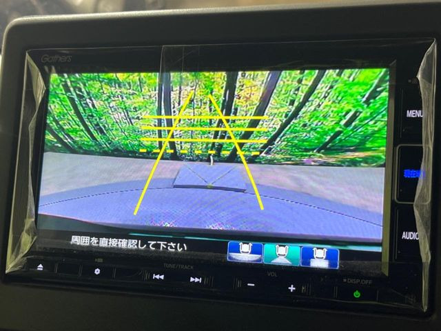 【バックカメラ】駐車時に後方がリアルタイム映像で確認できます。大型商業施設や立体駐車場での駐車時や、夜間のバック時に大活躍!運転スキルに関わらず、今や必須となった装備のひとつです!