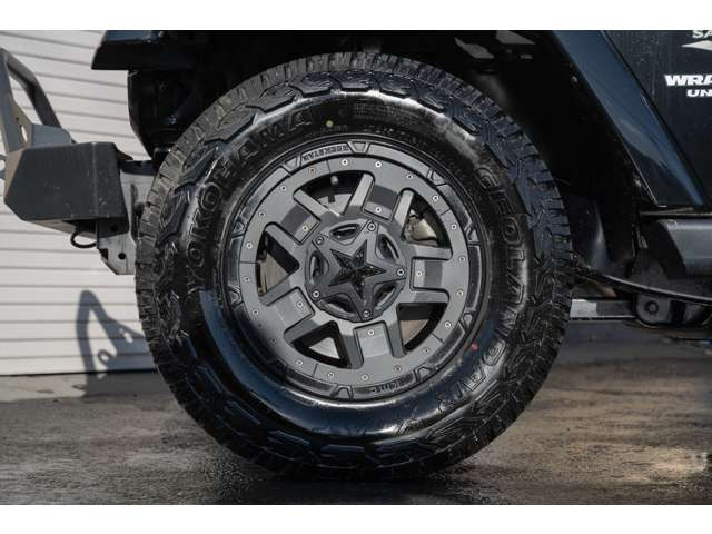 �^�C���T�C�Y��265/70R17�ɂȂ�܂��B
