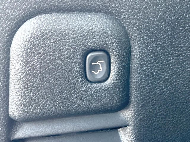 ●電動リアゲート:ワンタッチでリアゲートの開閉ができ、荷物などで両手が塞がっている状態でも簡単に開閉ができる便利機能です。