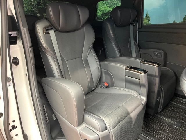広々とした2列目シートは居住性が高く、居心地も快適!友達や家族とのお出かけにぴったりです。ベビーシートやチャイルドシート使用時も快適にお過ごしいただける十分な空間を確保しています。