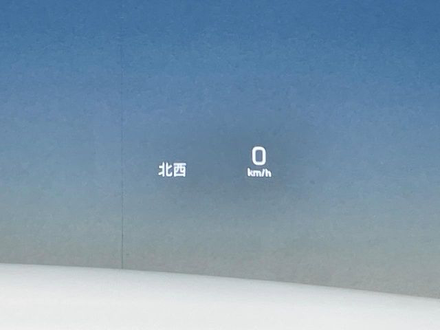 ���w�b�h�A�b�v�f�B�X�v���C:���݂̑��x�⑖�s�����f�W�^���\���ŉ^�]�ȑO���̃K���X�ɓ��e!�^�]���A���������炳���K�v�ȏ����m�F�ł���̂łƂ��Ă��֗��ň��S!