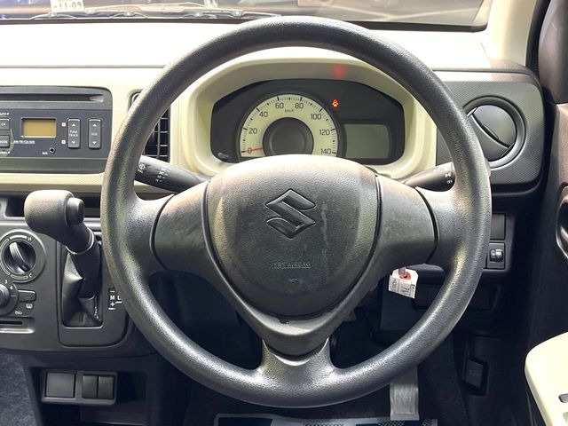 �C���e���A�ɍ��킹���f�U�C���̃X�e�A�����O�́A�^�]�������̂��Ƃ��l���A�^�]���₷���`��A�傫���ł��B�����x�A���ۂɐG���Ă��m���߂��������B