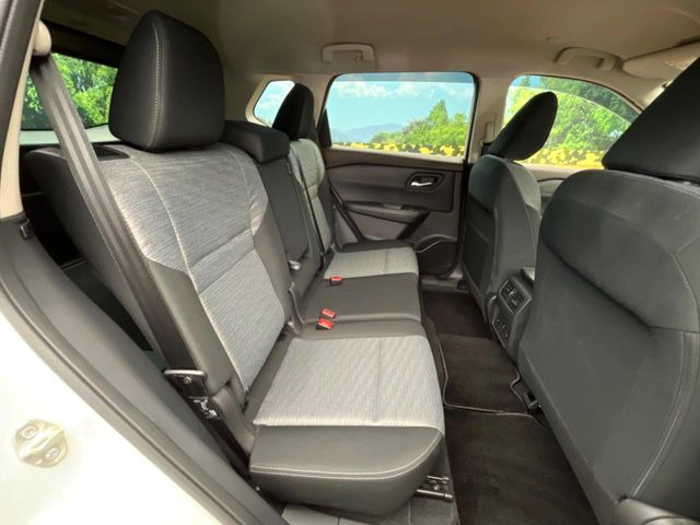 後部座席も気になるようなキズ・汚れやへたり等、大きなダメージはなく、良好な状態です。