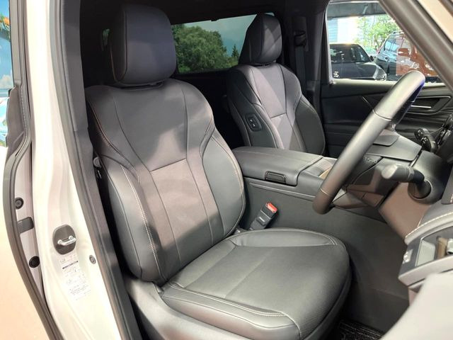 【合皮レザーシート】汚れのふき取りが容易でメンテナンスもが簡単な、機能性に優れる合成皮革を採用した上質なシートです。座り心地もよく、高級感あふれる心地良い車内空間を演出してくれます。