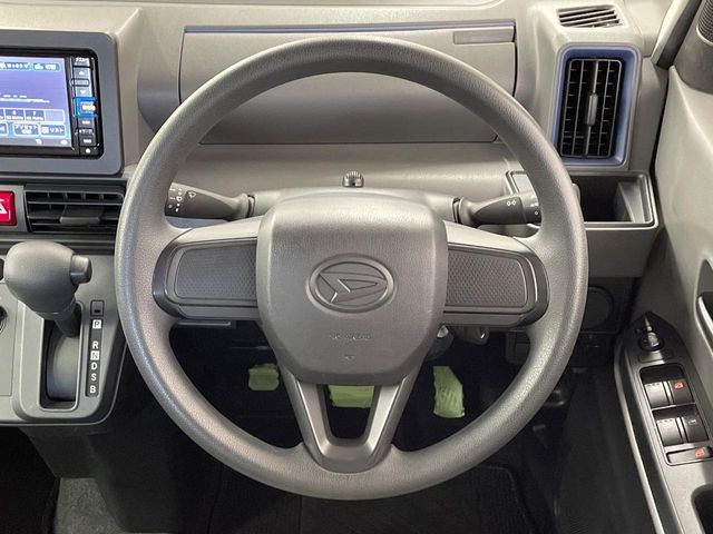 �C���e���A�ɍ��킹���f�U�C���̃X�e�A�����O�́A�^�]�������̂��Ƃ��l���A�^�]���₷���`��A�傫���ł��B�����x�A���ۂɐG���Ă��m���߂��������B