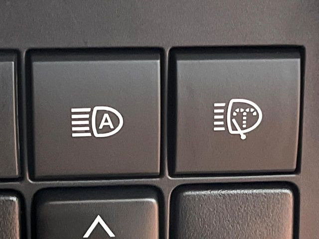 【オートマチックハイビーム】夜間の安全走行に役立つ便利な機能!先行車や対向車を検知し、ハイビームとロービームを自動で切り替えてくれます♪