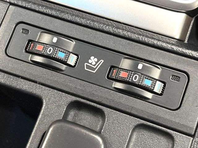 【シートベンチレーション】夏場は涼しい風でお尻や背中の熱やムレを防ぎ、冬はエアコンよりも早く温まってポカポカに!レザーシートにうれしい装備で、季節を問わず快適に過ごせます。