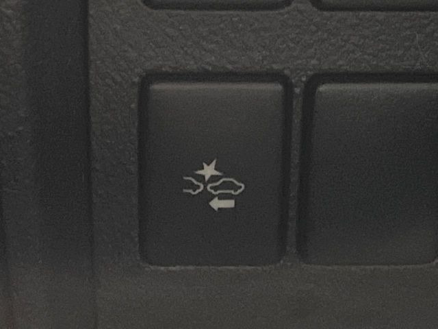 【プリクラッシュセーフティ】前方の車両等を検知し、衝突しそうな時は警報で注意を促し、ブレーキを踏む力をサポート。ブレーキを踏めなかった場合は衝突被害軽減ブレーキが作動、衝突回避をサポートします。