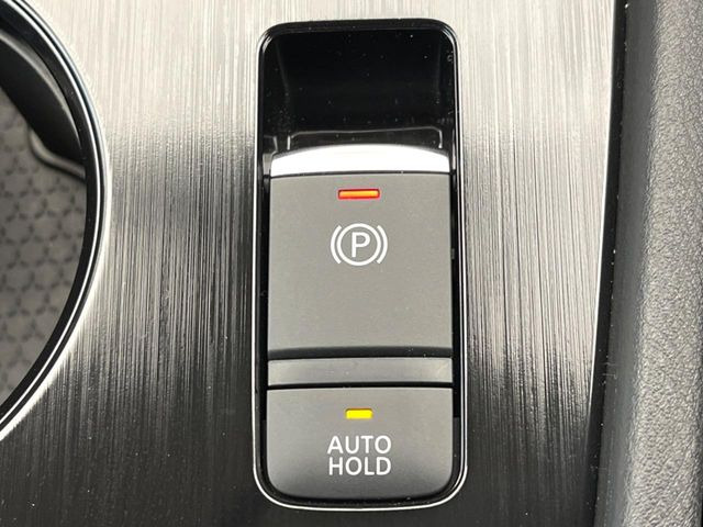 【電動パーキングブレーキ】パーキングブレーキは便利な電動式!ボタン一つで操作でき、アクセルを踏めば自動で解除されます♪レバーやペダルが無いので運転席廻りもすっきりしますね♪