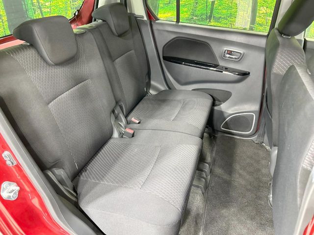 後部座席も気になるようなキズ・汚れやへたり等、大きなダメージはなく、良好な状態です。