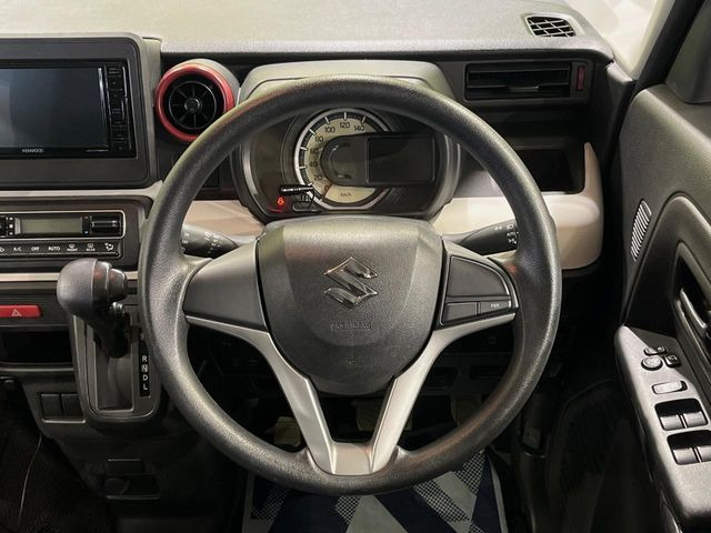 �C���e���A�ɍ��킹���f�U�C���̃X�e�A�����O�́A�^�]�������̂��Ƃ��l���A�^�]���₷���`��A�傫���ł��B�����x�A���ۂɐG���Ă��m���߂��������B