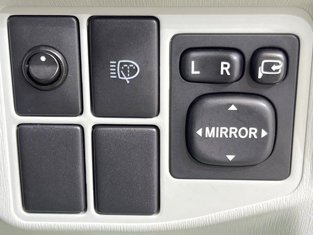 �y�d���i�[�~���[�z�T�C�h�~���[�͓d���i�[���ƂȂ��Ă���A�������ԏ�ł��L�Y�������X�N��}�����܂��B