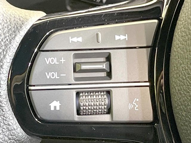 【ステアリングスイッチ】運転中、前方から目線をそらすことなく、オーディオ等の操作が可能な便利機能!安心&快適なドライブを演出してくれます♪