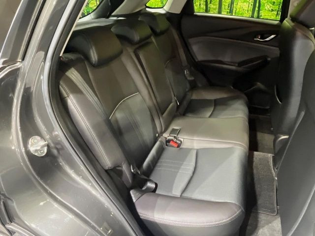 広々とした2列目シートは居住性が高く、居心地も快適!友達や家族とのお出かけにぴったりです。ベビーシートやチャイルドシート使用時も快適にお過ごしいただける十分な空間を確保しています。