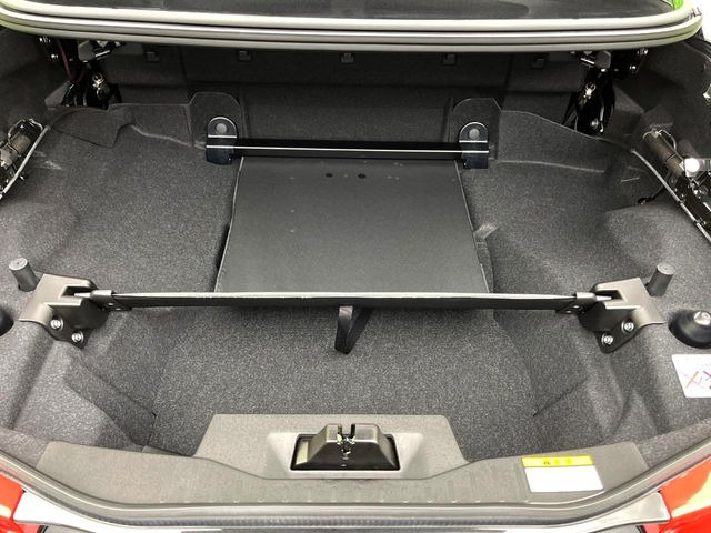 積み下ろしのしやすいデッキにはたっぷりと荷物を積み込んでいただけます。遊びから仕事まで、様々なシーンで頼れます♪