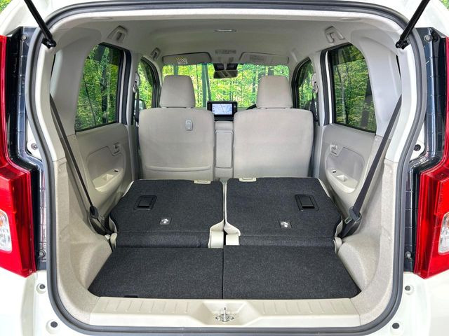 ���i�̂���������ʋ΁A���}���ɏ\���ȉ׎��X�y�[�X���m�ۂ��Ă���܂��B�Z�J���h�V�[�g��|���ƁA�傫�ȉו��̐ύڂ��\�ł���