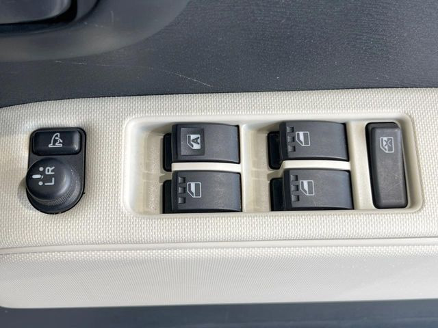 �y�d���i�[�~���[�z�T�C�h�~���[�͓d���i�[���ƂȂ��Ă���A�������ԏ�ł��L�Y�������X�N��}�����܂��B