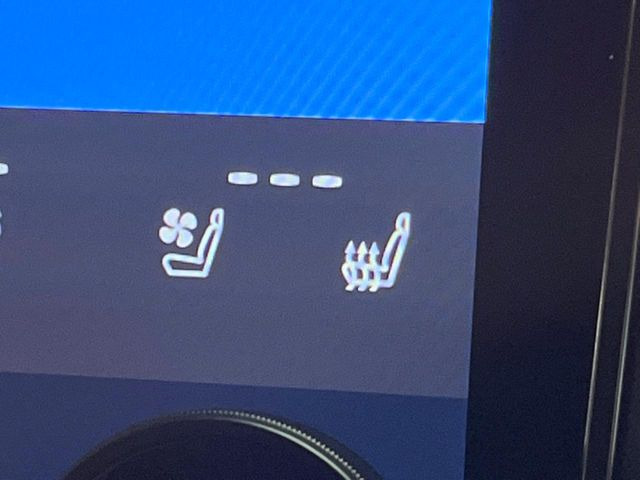 【シートベンチレーション】夏場は涼しい風でお尻や背中の熱やムレを防ぎ、冬はエアコンよりも早く温まってポカポカに!季節を問わず快適に過ごせます。