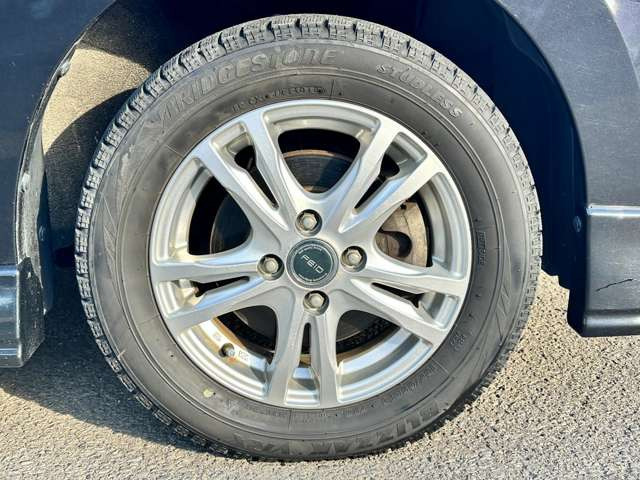 【アルミホイール】デザイン性が大事ですが、スチールホイルに比べアルミは軽量ですので、燃費や走りにも影響します。