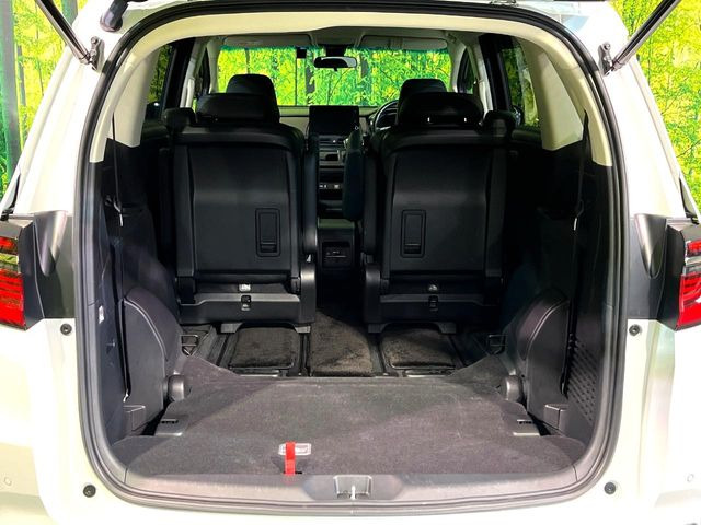 ���i�̂���������ʋ΁A���}���ɏ\���ȉ׎��X�y�[�X���m�ۂ��Ă���܂��B�Z�J���h�V�[�g��|���ƁA�傫�ȉו��̐ύڂ��\�ł���