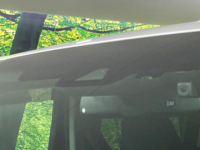 【トヨタセーフティセンス】走行中に前方の車両等を認識し、衝突しそうな時は警報とブレーキで衝突回避と被害軽減をアシスト。より安全にドライブをお楽しみいただけます。