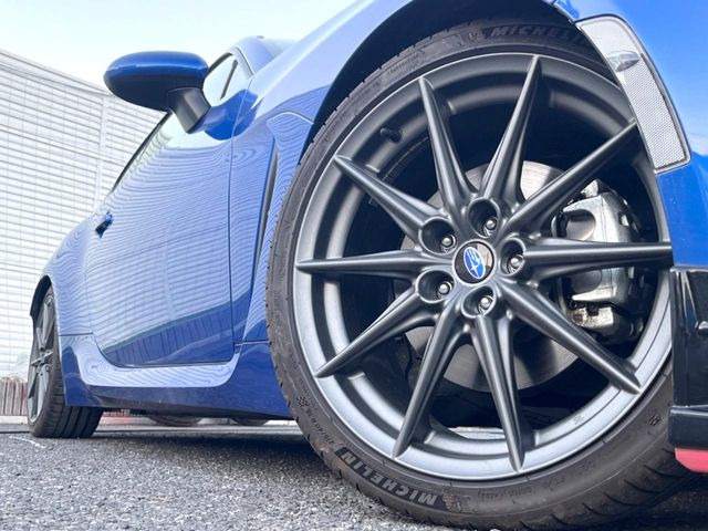 �y����18�C���`�A���~�z�C�[���z�O�ςɃ}�b�`���������A���~�z�C�[���𑕒����Ă���܂��B�e��ЊO�A���~�z�C�[����A�X�^�b�h���X�^�C�����戵�����Ă���܂��B���񂲑��k����������