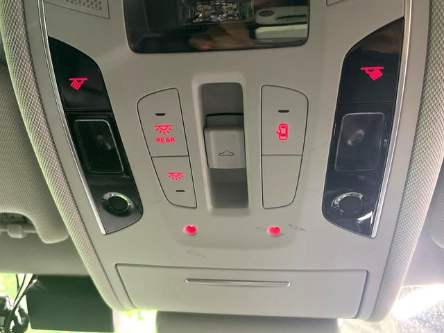 ●サンルーフ:開放感たっぷりの希少装備、サンルーフが装着されています!車内に明かりを取り入れたり景色を楽しむ以外にも、車内の空気も簡単に換気できて快適です!