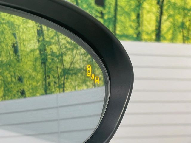 【ブラインドスポットモニタリング】走行中、ドアミラーの死角になりやすい箇所に後続車が接近するとサイドミラー付近に警告を表示、ドライバーに注意喚起をしてくれます。