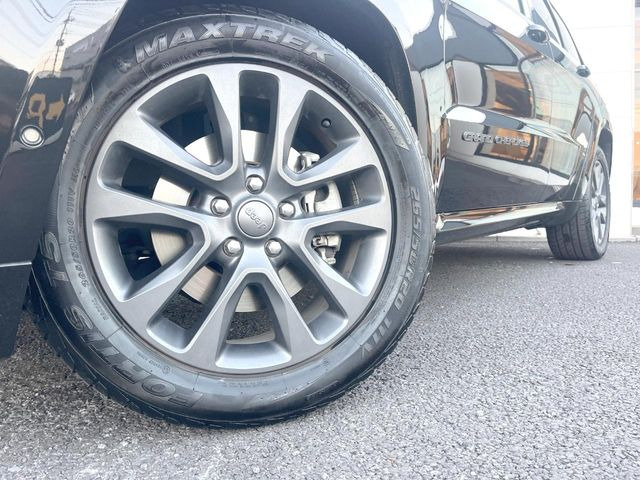 ●純正20インチアルミホイール:輸入車ならではの卓越した走りを支えるホイールと足回りです!日本車の走りに慣れている方にもぜひ体感して頂きたいほど、高いレベルでまとまっています!