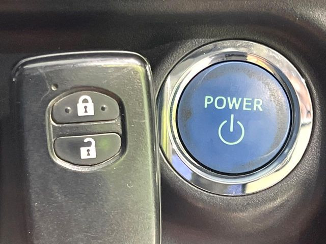 【スマートキー】カバンやポケットに入れたままでもドアの施錠・解錠が可能なスマートキーを装備。エンジンのオン・オフ時もカギを取り出す必要が無いからとっても便利です♪