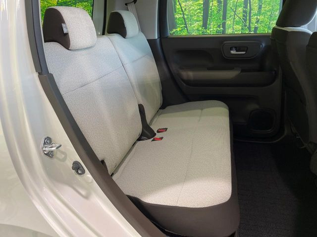 後部座席も気になるようなキズ・汚れやへたり等、大きなダメージはなく、良好な状態です。