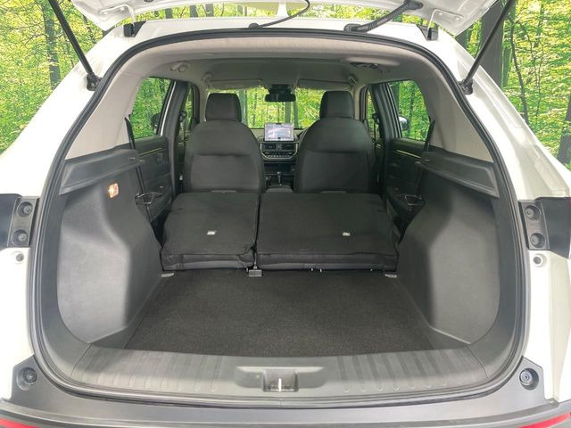 ���i�̂���������ʋ΁A���}���ɏ\���ȉ׎��X�y�[�X���m�ۂ��Ă���܂��B�Z�J���h�V�[�g��|���ƁA�傫�ȉו��̐ύڂ��\�ł���