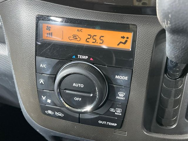 【オートエアコン】一度お好みの温度に設定すれば、車内の温度を検知し風量や温度を自動で調整。暑い…寒い…と何度もスイッチ操作をする必要はありません。快適な車内空間には必須の機能ですね♪