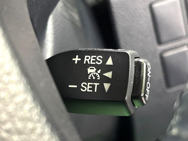 【レーダークルーズコントロール】高速道路での長距離走行が楽に!!自動で速度を保つクルーズコントロールが、衝突軽減システムと連携し、前方の車両を感知して車間を保つように速度調節してくれます!!