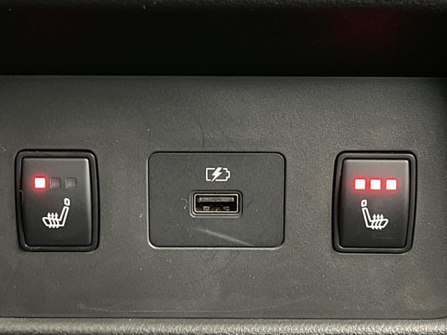 【シートヒーター】寒い日に重宝するシートヒーター!エアコンより早く温まってくれるので寒がりの人も安心ですね♪エアコンの温風は乾燥するから苦手、という方にもをおすすめです。