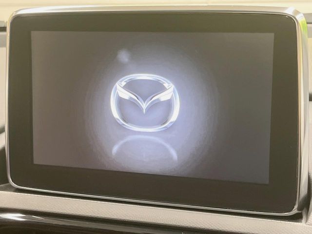 【8インチマツダコネクト】車内の雰囲気にマッチした大型のディスプレイ。スマホ接続でのナビ使用やBluetooth再生等、様々な機能が楽しめます。直感的なダイヤル操作が可能で、使い勝手も良好です。